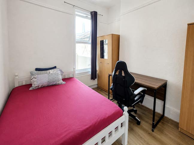 Bright Double Room in Stratford / Elizabeth Line Main Photo