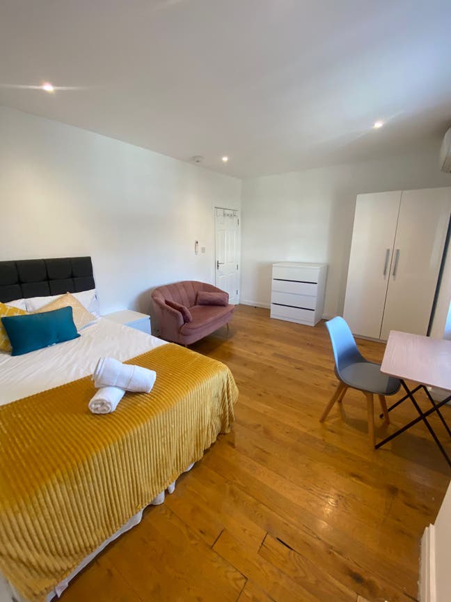 🏡 1 Elegant Double Rooms in Prime Central London  Main Photo