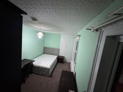 Lovely double room in the centre of Redhill Main Photo