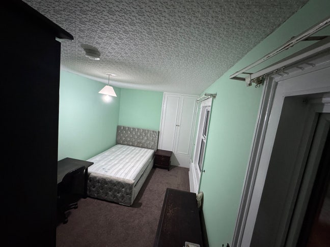 Lovely double room in the centre of Redhill Main Photo