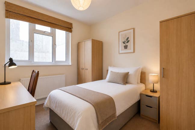 10 Min Walk to General Hospital | Spacious House Main Photo