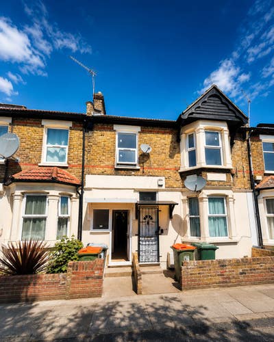 Spacious 4 Bed House in E6 Main Photo