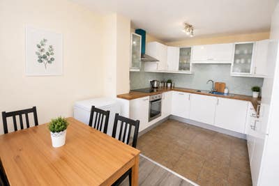Modern 3 Bed Apartment | Canary Wharf E14 Main Photo