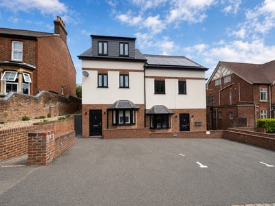 Spacious Studio Flat - Close To Town & Station Main Photo