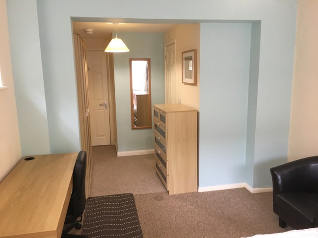 2xEnsuite & 1 Double Rm|Great Location|GU14 🏡  Main Photo