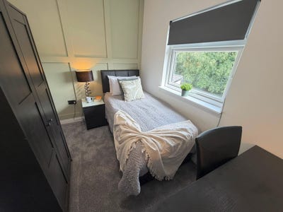 Quite, Cosy Modern En-suite room available Now.  Main Photo