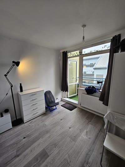  1 Spacious Birght Room in Canary Wharf ! Main Photo