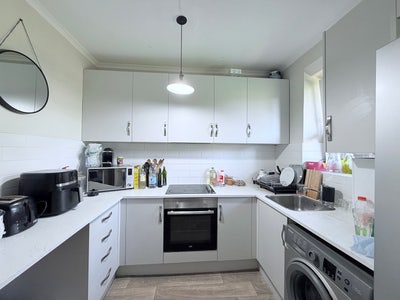 Bright Room available in Top Floor Flat Main Photo