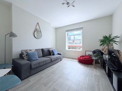 Bright Rooms available in Top Floor Flat Main Photo