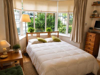 Double Room in Safe Family Home Morden/ Wimbledon Main Photo