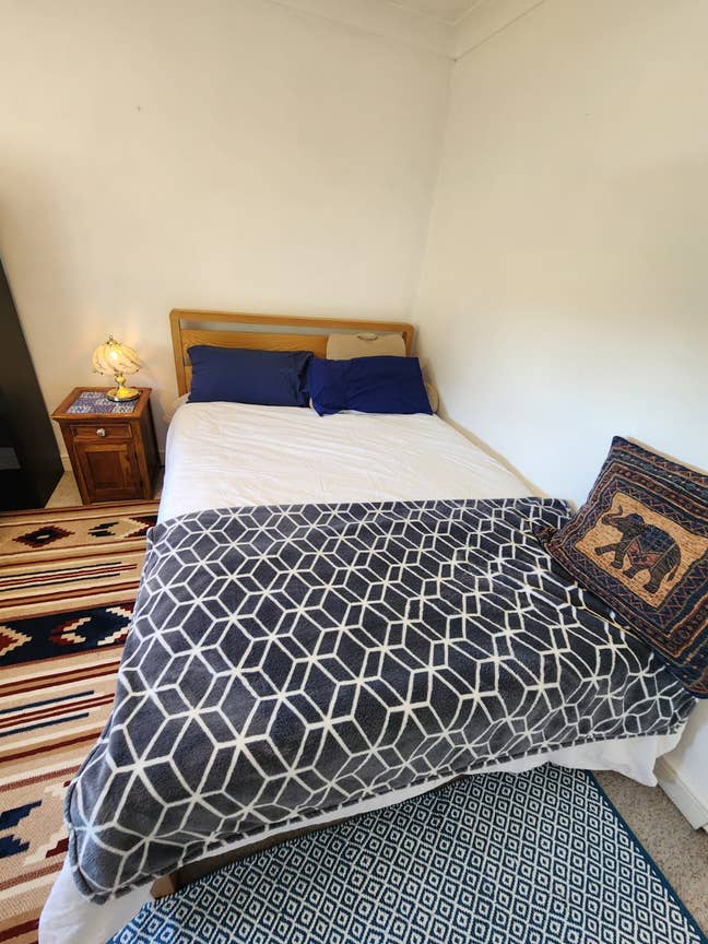 Large quiet double room to rent in Farnborough Main Photo