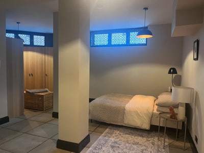 Spacious Private Basement Suite with Huge En-Suite Main Photo