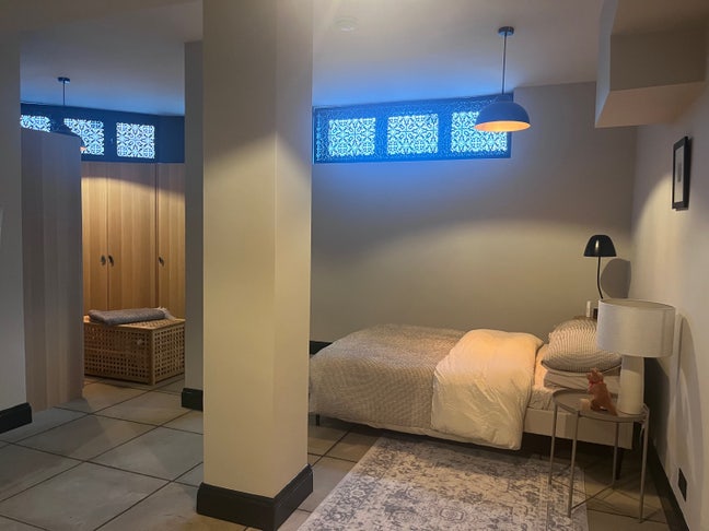 Spacious Private Basement Suite with Huge En-Suite Main Photo