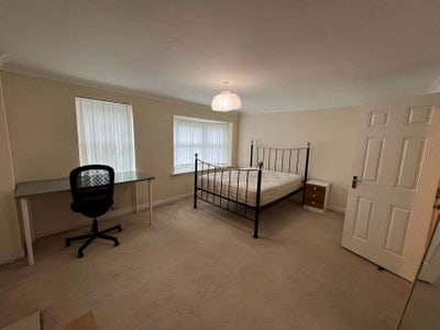 En-suite bedrooms with huge bay window Main Photo