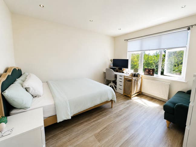 Bright Double Room by Bounds Green Station Main Photo