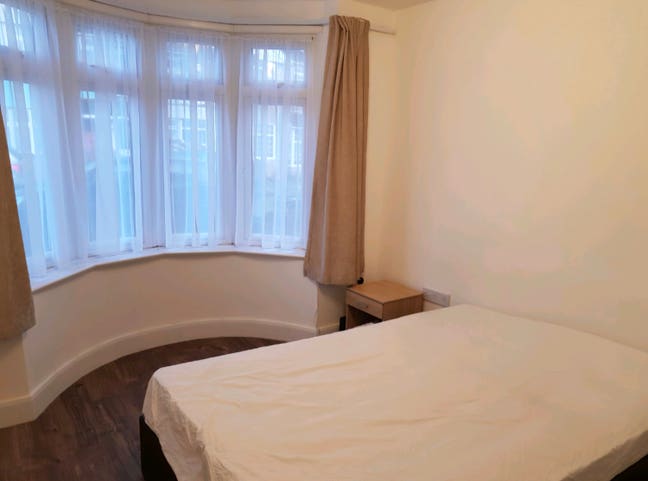 Modern Home -  Fast Links to Heathrow & London Main Photo