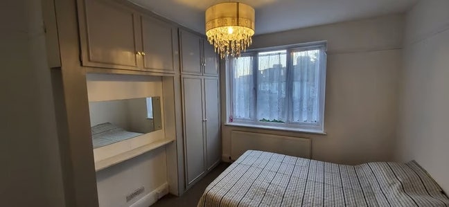 Spacious Double room available in IG3 Main Photo