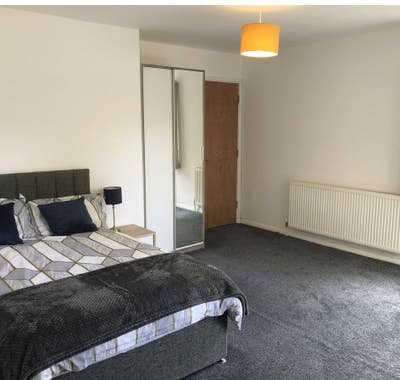 LARGE ROOM - Professionals - All Bills Incl Main Photo