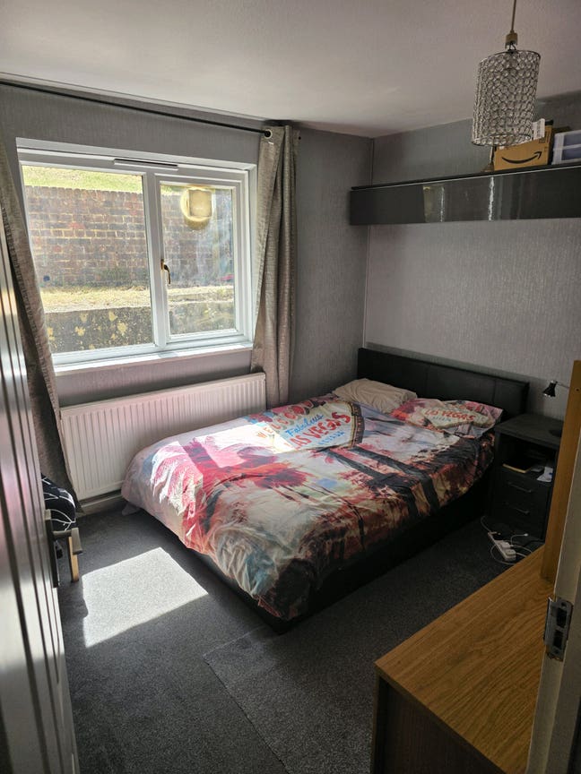 Freshly decorated Double room in central Guildford Main Photo