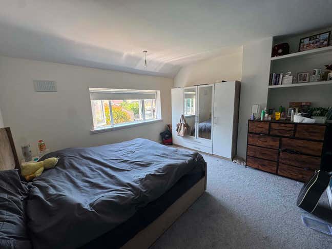     Spacious Double Room Available in Friendly Fam Main Photo
