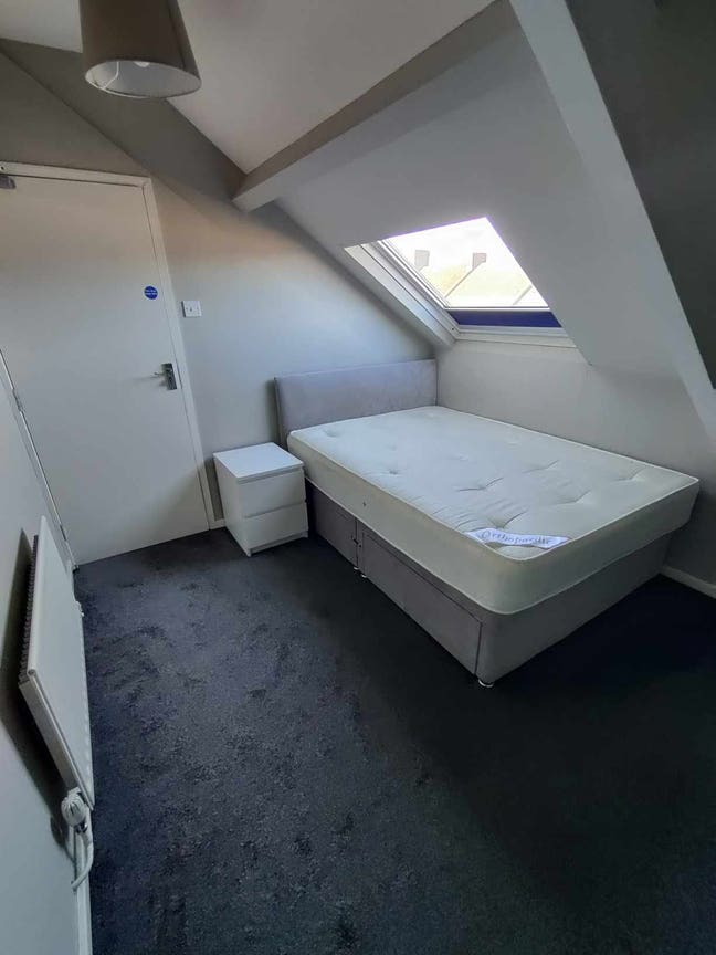Affordable Double Room in Professional House Share Main Photo