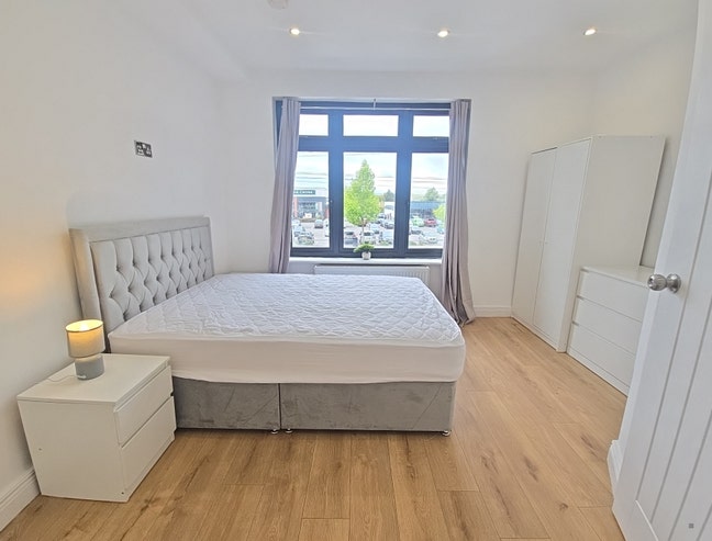 Double Room in a newly refurbished Modern House Main Photo