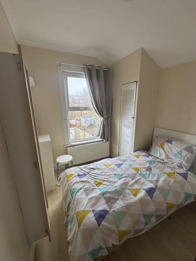 Great location 2 Bright airy bedrooms in quite hse Main Photo