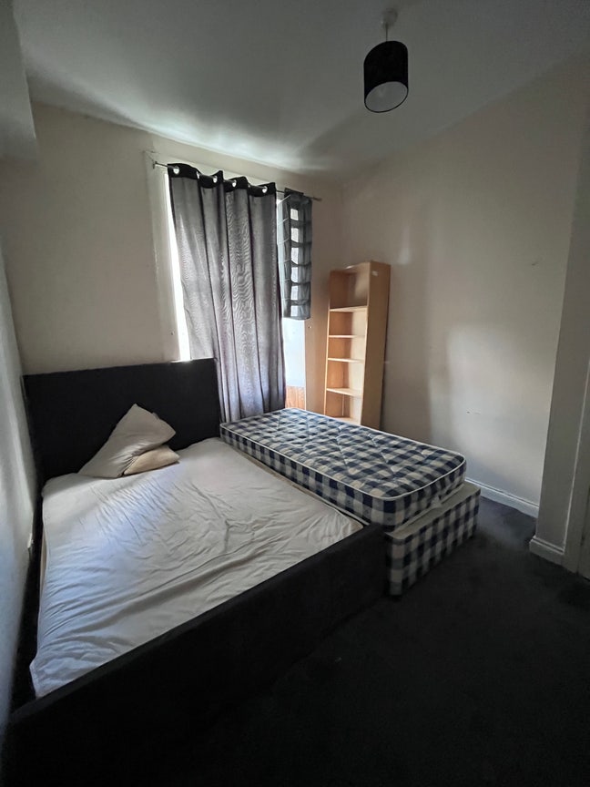 Two double rooms available in Barrhead centre  Main Photo