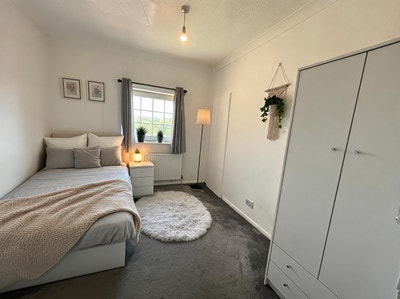 👉 Modern Couples Room | NN18 8Eg| &pound;495.00|Ava Now Main Photo