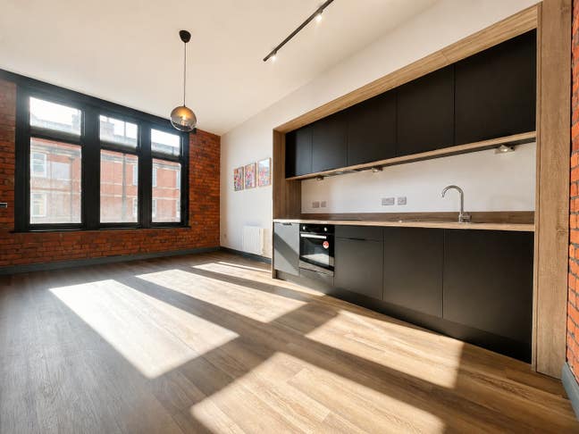  Bright Large 1-Bed Apartment | Leigh Town Centre Main Photo