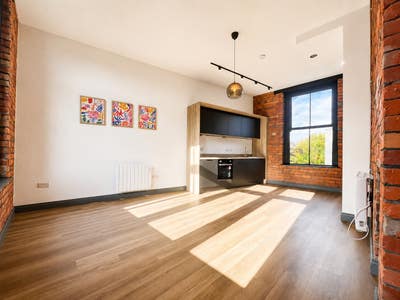  Bright Large 1-Bed Apartment | Leigh Town Centre Main Photo