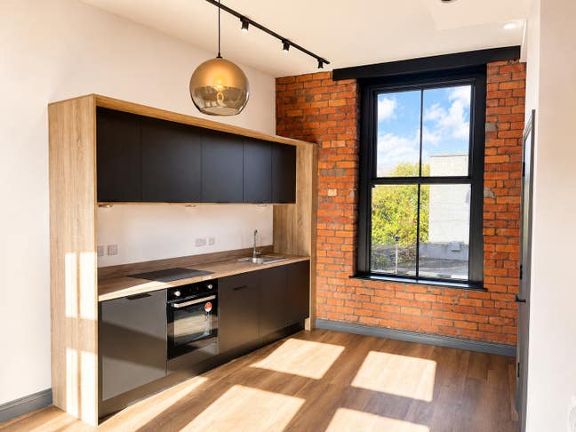  Bright Large 1-Bed Apartment | Leigh Town Centre Main Photo