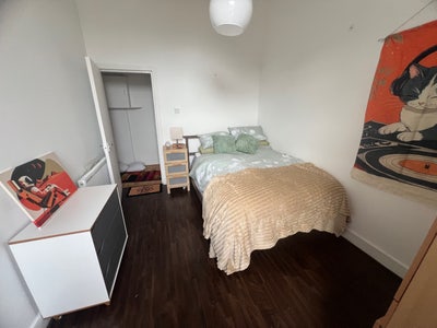 DOUBLE bed (bills included) huge 3 bedroom flat  Main Photo
