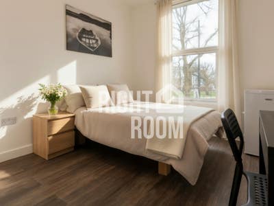 Stunning En-suite Rooms Available in W12 Now  Main Photo
