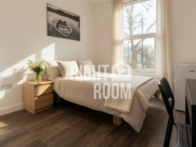 Stunning En-suite Rooms Available in W12 Now  Main Photo