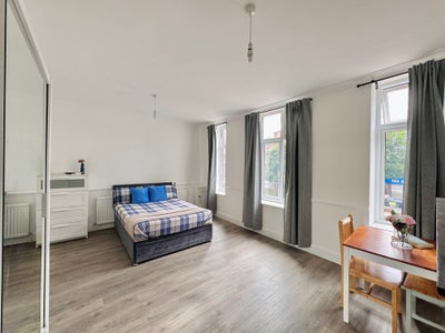 Massive double room in Greenford  UB6 0HL Main Photo