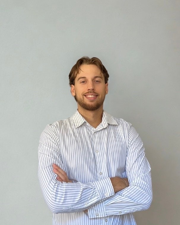 I am a professional male aged 23. I am lookin... Main Photo