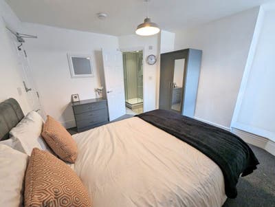 ** Modern En Suite Russell Hall All Bills Included Main Photo