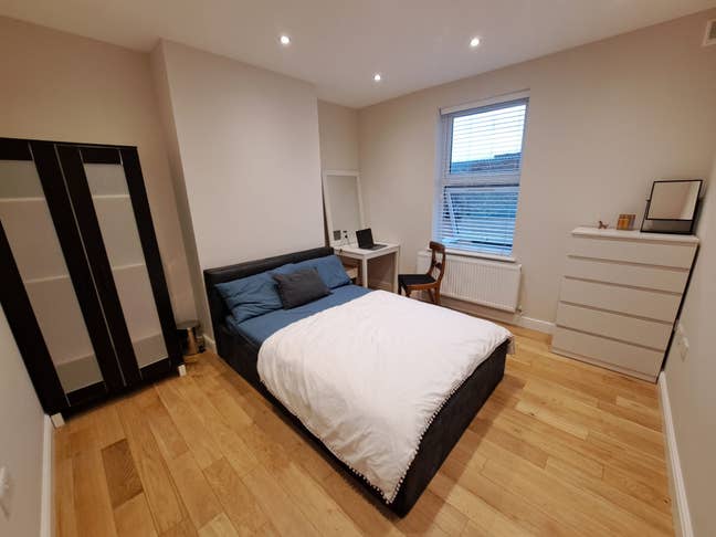 4.5mx4.4m double with own bathroom and parking  Main Photo