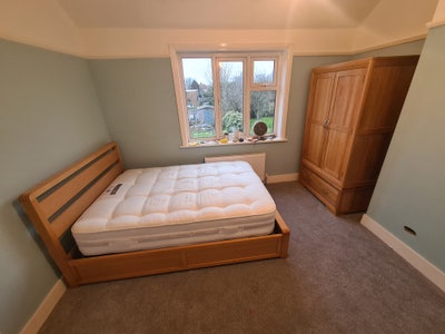 Double bedroom in newly refurbished house Main Photo