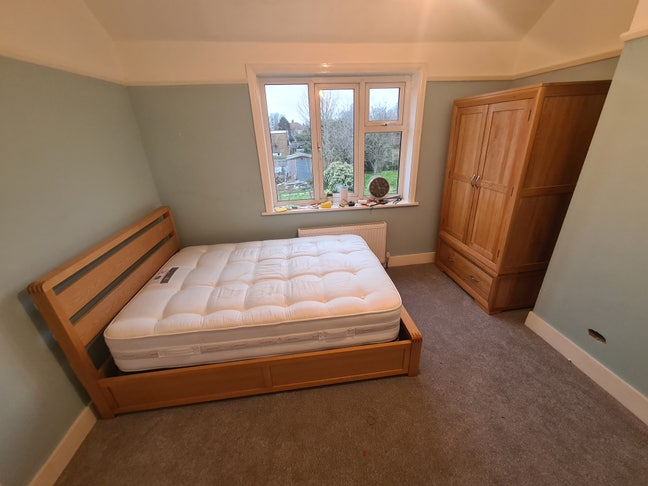 Double bedroom in newly refurbished house Main Photo