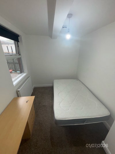 Room available immediately- Headingley- &pound;495 month Main Photo