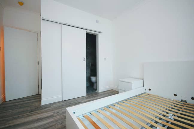 Large Ensuite Double Room to Let Gants Hill Main Photo