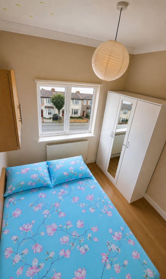 Double room - 2min Walk from Newbury Park Station Main Photo