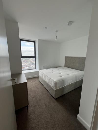 En suite in 2-Bed 2-bath apartment in Silver Yard Main Photo