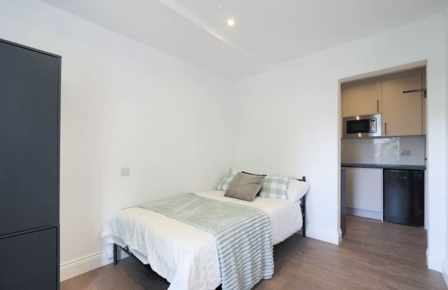 Couple Ensuite Room In Ealing W5 Close to Station! Main Photo