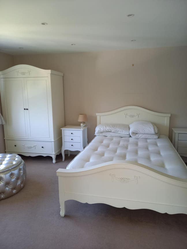 Double room with en suite bathroom available  Main Photo