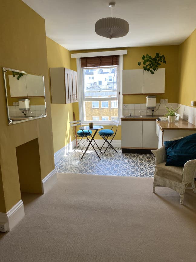 Bright, private bedsit in peaceful Hove townhouse Main Photo
