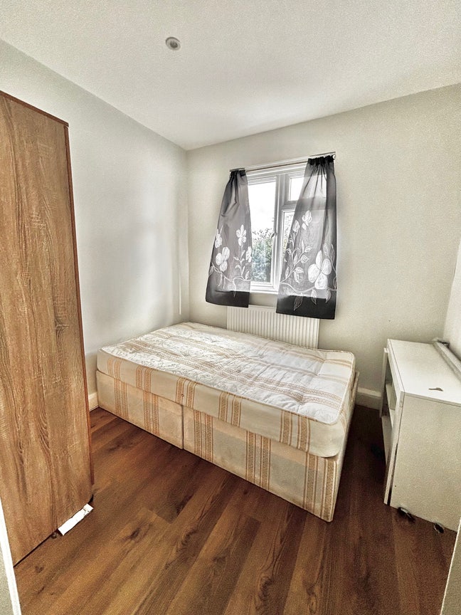 Room Available in friendly spacious flat   Main Photo