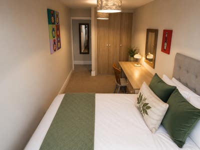 Stunning, Large Ensuite Room! Amazing Location Main Photo